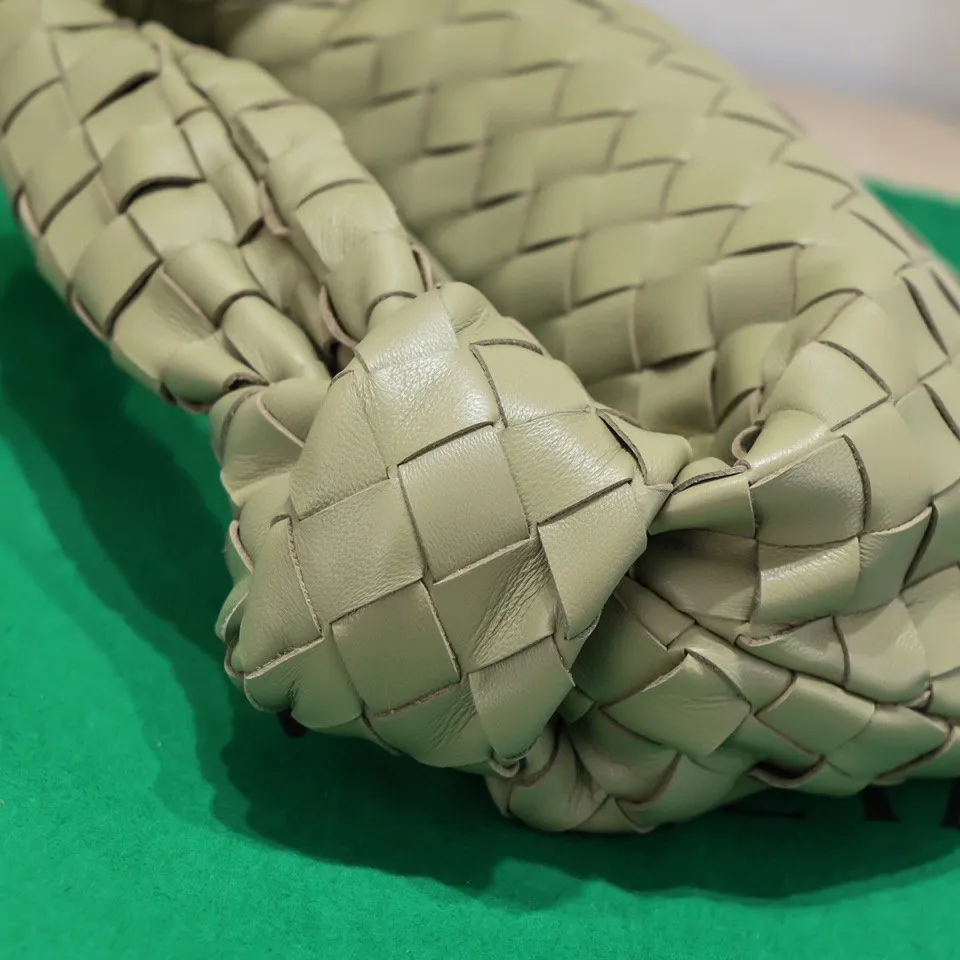 Batch 1120 BV Bottega Veneta's new early spring women's MINI JODIE handbag BV bag 🔥The new method is based on the original rounded corners, knotted with classic woven leather round hobo bag, The most iconic triangular pull-out design, using sheepskin draped soft shape, is super suitable for concave shapes~ Jodie feels really gentle to people, and is definitely the best item for daily matching. It has the same weave, new elements and twists, is compact and versatile, and is the new favorite of street style Internet celebrities! Dimensions: 23x28x8 Model: 6699-1